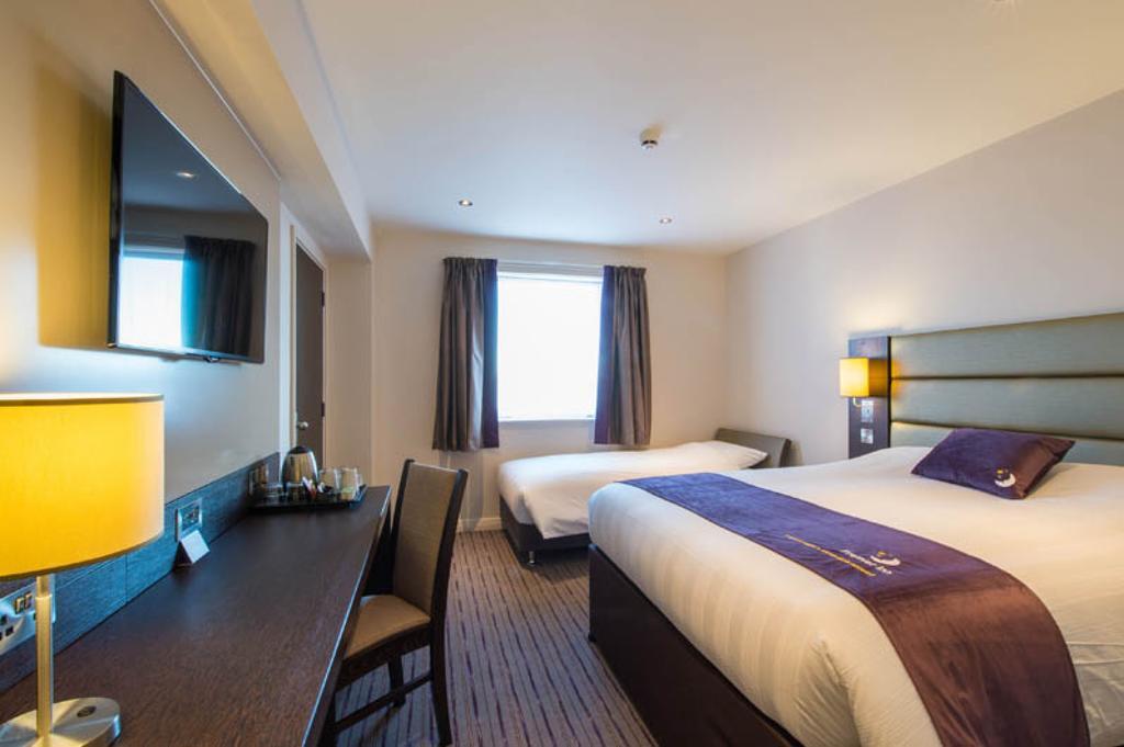 Premier Inn Wirral - Two Mills Ellesmere Port Extérieur photo