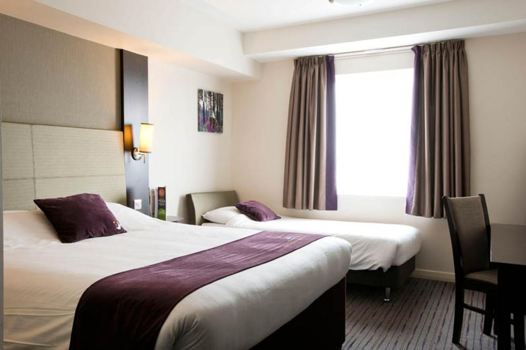 Premier Inn Wirral - Two Mills Ellesmere Port Extérieur photo
