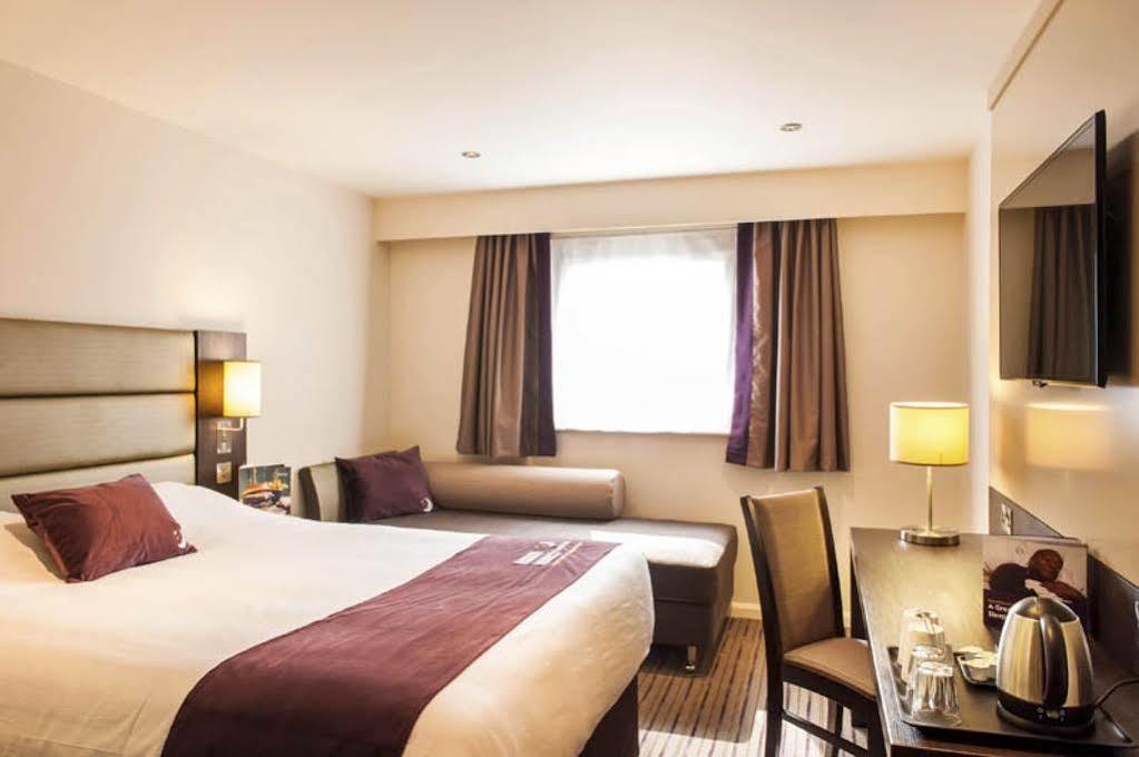 Premier Inn Wirral - Two Mills Ellesmere Port Extérieur photo